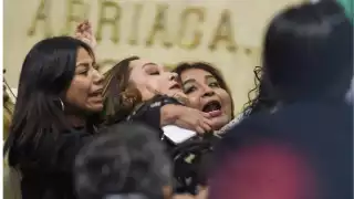 En la Mesa Directiva, las imágenes captaron a legisladoras del PAN y de Morena jalándose el cabello y forcejeando