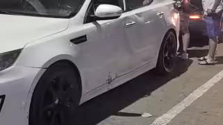 Mujer abandona su vehículo tras chocar contra camellón en Ciudad del Carmen.