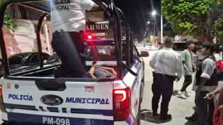 Ciudadanos someten y golpean a presunto ladrón.