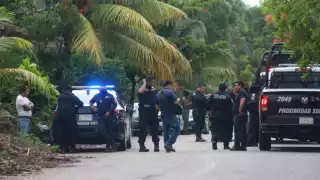 Policías dialogan con vecinos del lugar en Felipe Carrillo Puerto