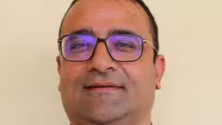 Rajendra Dawadi, director de escuela en Nepal salvó a unos 900 alumnos.