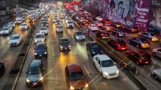 El programa Hoy No Circula es una medida ambiental que restringe la circulación vehicular en días específicos