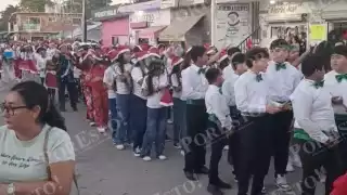Sabancuy vive desfile navideño previo a las vacaciones escolares