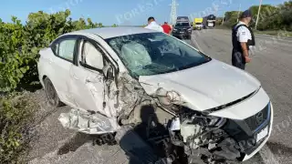 Vehículo se impacta contra rompeolas en la carretera Isla Aguada–Ciudad del Carmen