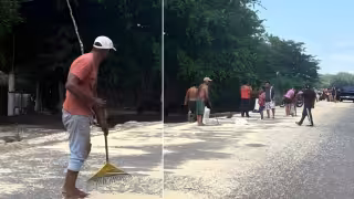 Se abre góndola de camión y pobladores rapiñan maíz en carretera de Champotón