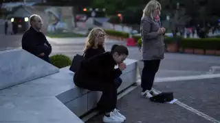Pese a la mejora en el estado de salud del pontífice, los médicos han optado por mantener precaución y han reiterado que la situación sigue siendo complej