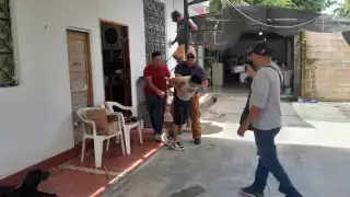 El Cobra fue perseguido por varias personas y se escondió en un complejo de departamentos.