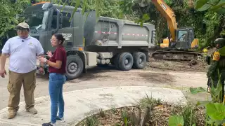 Trabajadores de Protección Civil con miembros del Ejército Mexicano en Chetumal