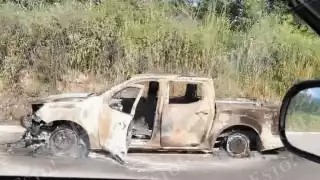 Incendio de camioneta por corto circuito moviliza a bomberos en Campeche