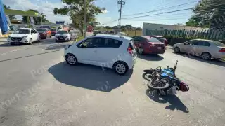 Motociclista lesionado tras chocar por alcance en la avenida Lázaro Cárdenas