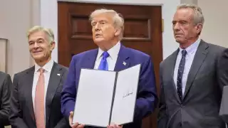 Donald Trump, presidente de Estados Unidos, mostrando la orden ejecutiva que firmó en materia de medicamentos