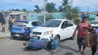 Motociclista atropellada por conductor que se voló el alto en Champotón