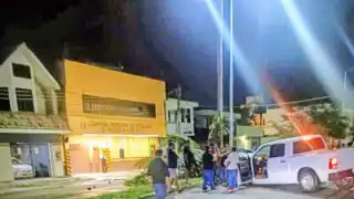 Camioneta se impacta contra camellón en el centro de Chetumal