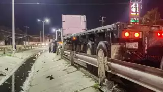 Tractocamión se impacta contra barandales del drenaje en la avenida Cuatro Carriles.