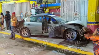 Una mujer en presunto estado de ebriedad provocó un aparatoso choque en la colonia Benito Juárez de Ciudad del Carmen.