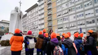 El Vaticano señaló que los exámenes de laboratorio y radiografías siguen mostrando un cuadro clínico complejo