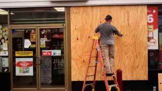 Ante la amenaza del fenómeno, el gobernador de Florida, Ron DeSantis, anunció la preparación de un despliegue de más de 12 mil elementos de seguridad
