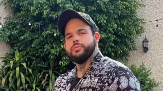 Emiliano Aguilar aparece cantando uno de los temas más famosos de su padre, Pape Aguilar