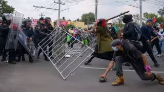 Al menos tres personas resultaron heridas, aunque no se precisó su estado de salud ni si pertenecían al grupo de manifestantes o al personal de seguridad