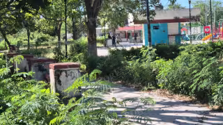 El parque infantil La Cruz, en Champotón, presenta maleza, basura y cúmulos de agua.