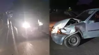 Un Chevrolet Chevy gris fue impactado por una camioneta blanca que se dio a la fuga, causando daños en la parte delantera izquierda.