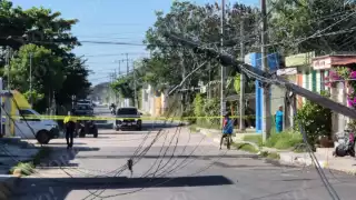 Camión derriba poste de la CFE en Champotón y deja sin luz a decenas de familias