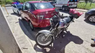 Un taxista impactó a un motociclista en el cruce de Veracruz y Héroe de Nacozari.