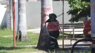En el malecón de Champotón, una figura de “embolsado” apareció frente a una taquería como protesta por los constantes robos.