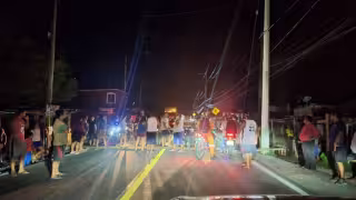 Nuevo bloqueo carretero en Atasta por falta de energía eléctrica; pobladores amenazan con mantener cerrada la vía toda la noche