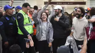 Arlín Medrano (centro) respondió señalando que nunca ha tenido visa y que no la necesita