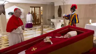 El Vaticano difundió las primeras imagenes del Papa Francisco en su ataud de madera