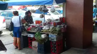 Autoridades de fiscalización municipal favorecen a vendedores ambulantes frente a locatarios del Mercado Ignacio Manuel Altamirano