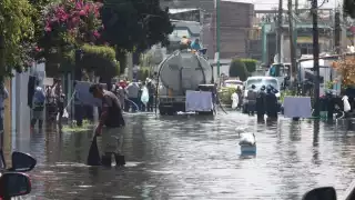 Durante este lunes, continuaron los trabajos de desagüe y limpieza de calles