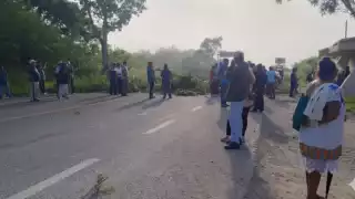 Habitantes de comunidades en la línea limítrofe Campeche–Quintana Roo bloquearon la carretera federal Escárcega–Chetumal.