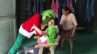 Desde hace 10 años, Diego Mex se disfraza de El Grinch y regala alegría a los más necesitados