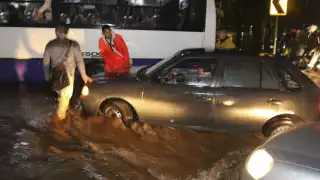 La presidenta Sheinbaum destacó que, aunque la CDMX ha invertido en obras de drenaje, la ciudad enfrenta hundimientos de placas que complican la evacuación de aguas pluviales