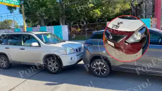 Una carambola entre tres vehículos se registró en la colonia Burócratas.