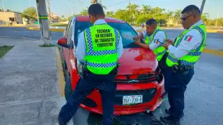 Percance en glorieta de Francisco I. Madero deja vehículo dañado y radiador roto