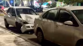 Conductor choca contra vehículo estacionado afuera de un restaurante en Chetumal