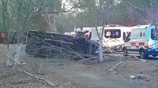 La Van quedó volcada fuera de la vía Chumayel-Teabo