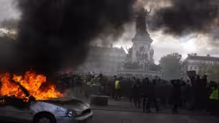 La manifestación comenzó en la Plaza de la República, donde se concentraron miles de jóvenes provenientes de liceos y universidades francesas