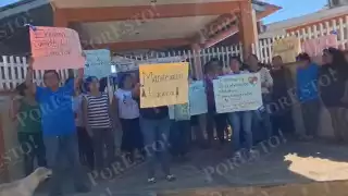 Exigen la destitución del director Gener Guillermo Dzul Euán, a quien acusan de mala organización y maltrato hacia los padres y alumnos.