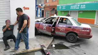 Taxista afectado por choque en el centro de Ciudad del Carmen