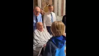 El Pontífice llegó en silla de ruedas y con asistencia de oxígeno a través de cánulas nasales