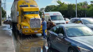 Un tractocamión y un automóvil Infiniti chocaron en la avenida Isla de Tris, en Ciudad del Carmen.