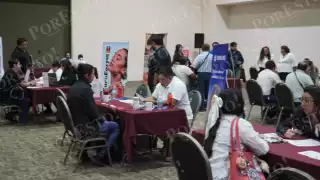 Jóvenes campechanos acudieron a la Feria de Empleo 2025 en el Centro de Convenciones Campeche XXI.