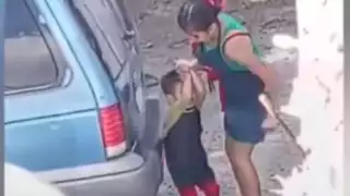 Un video dejó ver como esta mujer golpea con el puño cerrado a un niño