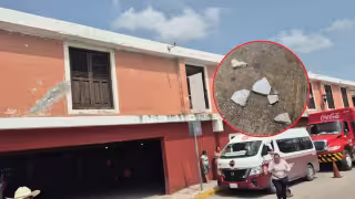 Escombros caen en pasillo del mercado de Champotón y ponen en riesgo a peatones
