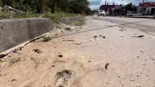 Cerca de 5 horas demoró ser atendida una fuga de agua en la calle Bicentenario.