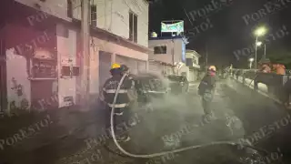 Un vehículo se incendió durante la madrugada en la colonia San Carlos.